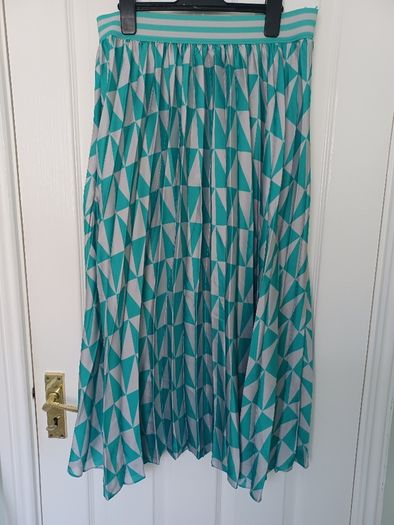 Ladies Gallery Geo Print Skirt Size Medium