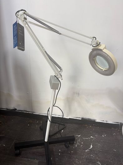 Magnifying ring light for facials etc