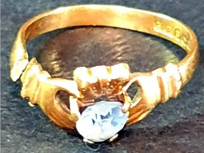 Vintage 9ct Gold Claddagh Ring - 1.6g (Cut Band)