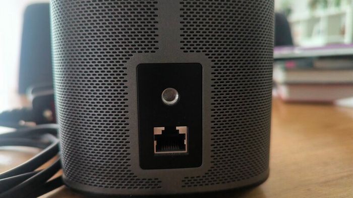 2 x Sonos Play 1 Wireless Speaker Black Wifi Pair play Great Condition Play 1 + 2 x Sanus WSS22 Speaker Stands