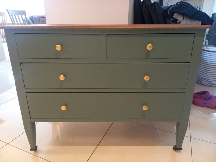 chest of drawers