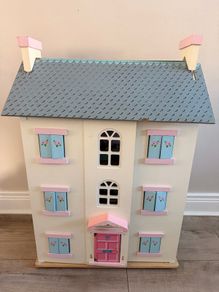 Le Toy Van Doll house