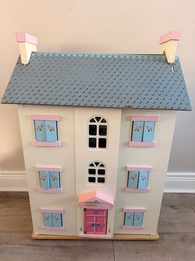 Le Toy Van Doll house