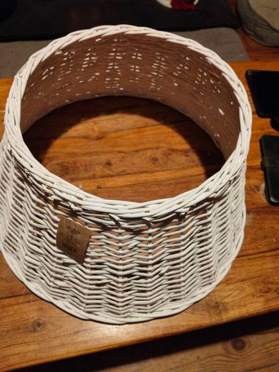 White wicker tree Skirt, new with tags.