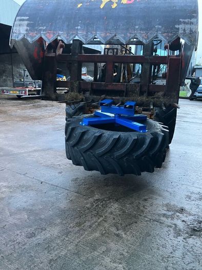 Silage wheel pushers