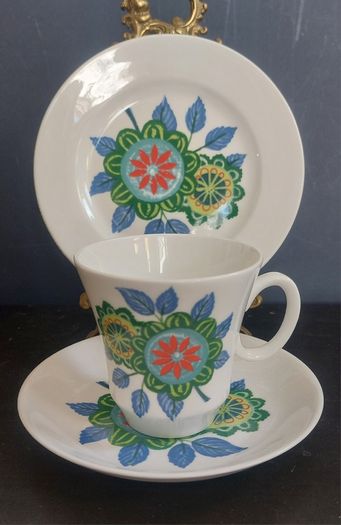 Fabulous Vintage China Set of Four Trios by the Royal Grafton Fine Bone China in Cool Vintage Retro 70s Floral Pattern, Plus a Fifth Duo