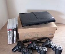 PS3 super slim + 4 games + 3 controllers