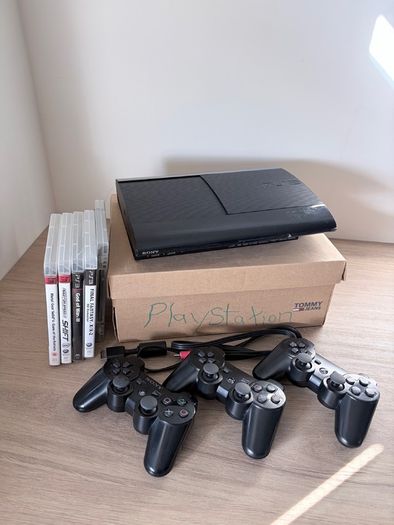 PS3 super slim + 4 games + 3 controllers