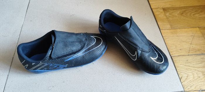 Nike football kids shoes UK12