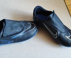 Nike football kids shoes UK12