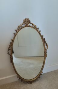 Ornate vintage-style oval wall mirror. 60 ono