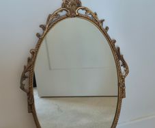 Ornate vintage-style oval wall mirror. 60 ono