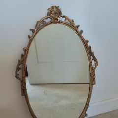 Ornate vintage-style oval wall mirror. 60 ono