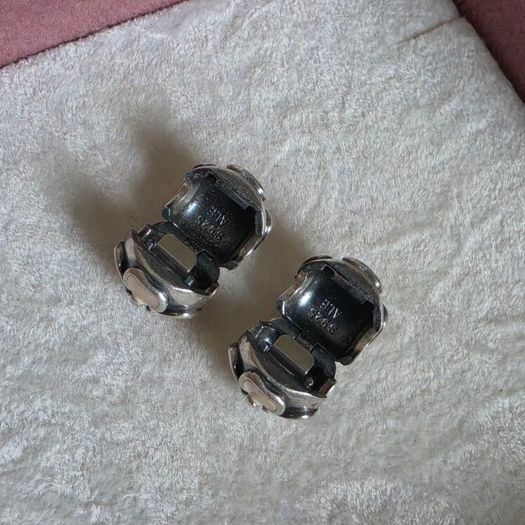 Pandora cherry blossom clips charm, featuring smooth cream enamel petals and a sterling silver beaded center very good condition