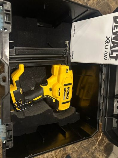 DeWalt DCN680 18 V XR Nailer gun plus nails as new