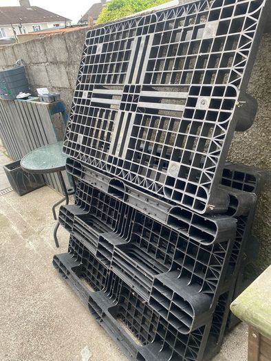 4 Plastic pallets
