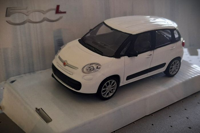 Diecast Model Fiat 500 L MPV 2012 White - Collectable Motorama 1:43