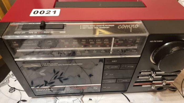 From 1985   Philips D8254, Made in Austria. Only Radio working.