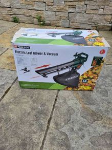 Electric leaf blower and vacuum
