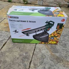 Electric leaf blower and vacuum