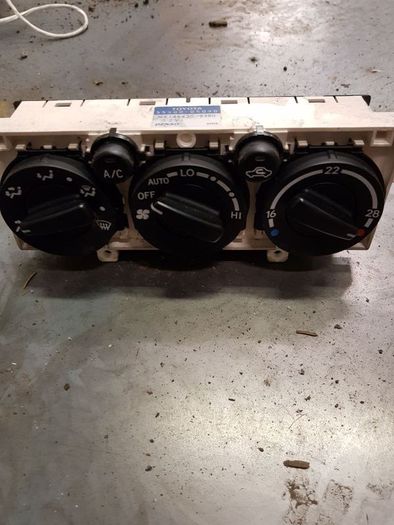 Avensis heating controls