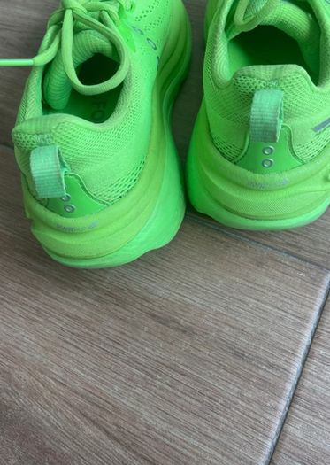 Green Saucony hurricane 25 runners