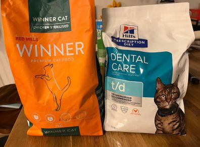 Hill's t/d Dental 1.5kg (nearly full) + Red Mills Winner Sterilised 2kg cat food