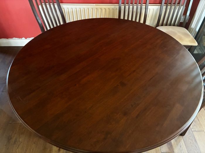 Stunning Dining Room Table & Chairs