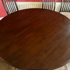 Stunning Dining Room Table & Chairs