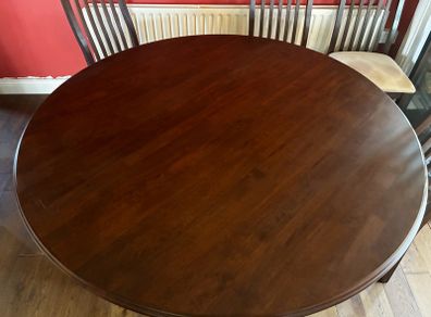 Stunning Dining Room Table & Chairs