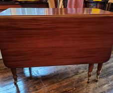 Fine Regency dining table.