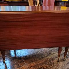 Fine Regency dining table.