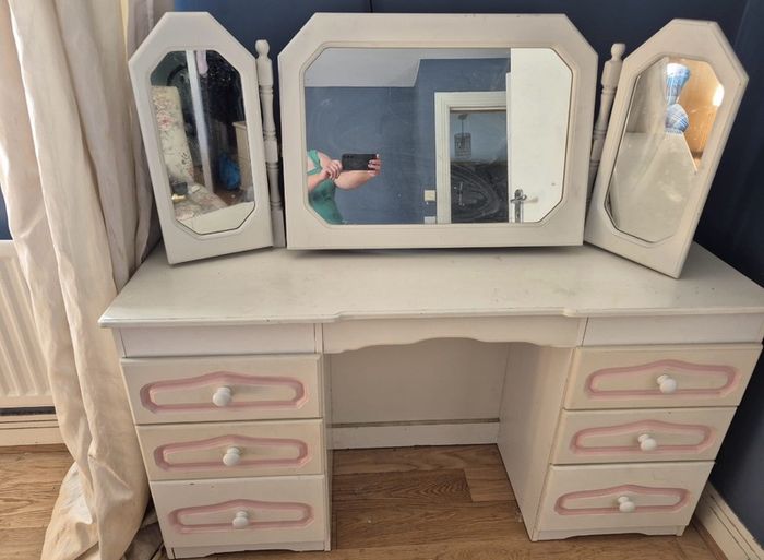 Dressing table with mirrors .