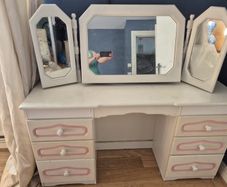 Dressing table with mirrors .