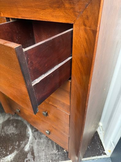 chest of drawers