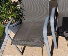 2 Garden chairs and 2 carpets