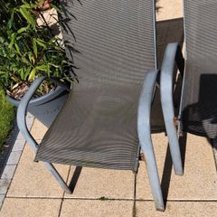 2 Garden chairs and 2 carpets