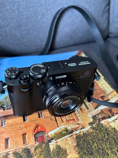 Fujifilm X100VI Black Mint Condition Boxed plus Extras (Case, 128GB Card, Receipt)