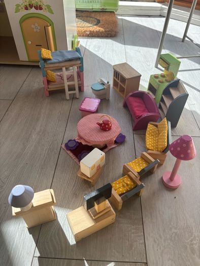 Le Toy Van wooden dolls house