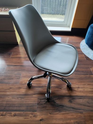 Office study 360 swivel chair with wheels. Excellent.con
