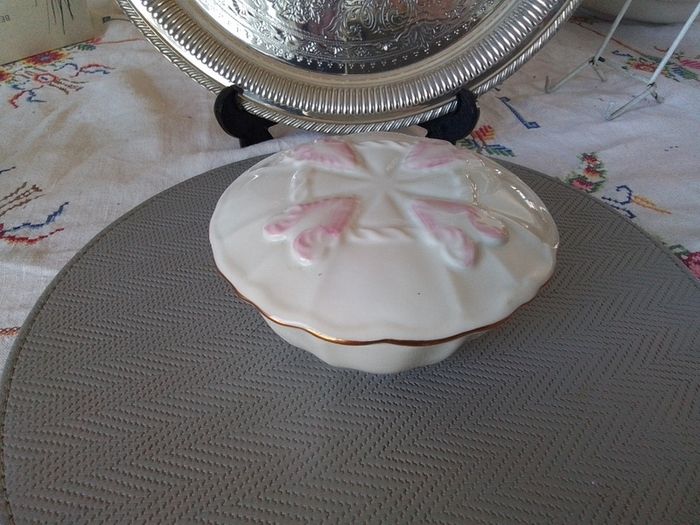 BelleekGeorgian Shell Bowl + Another