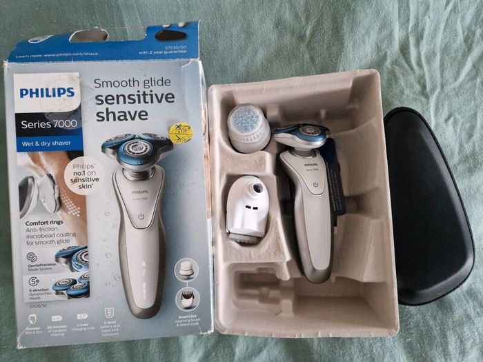Phillips Series 7000 shaver