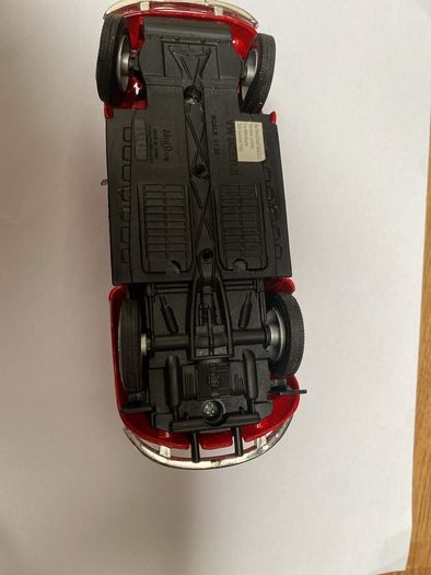 Maisto.volkswagen BW Beetle red midst scale 1:24  die cast VW