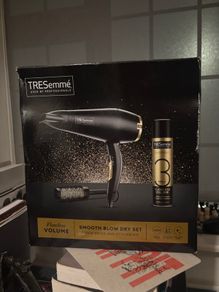 Tresemme Flawless Volume Smooth Blow Dry Set (2200W Dryer and Styling Kit)