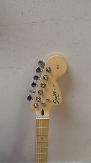 Squier by Fender Hello Kitty Stratocaster (Limited Edition)