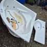 Jacuzzi bath and sinks Image 3