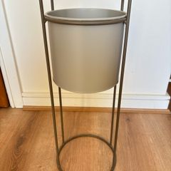 Grey elevated plant pot