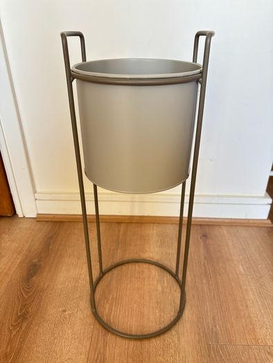 Grey elevated plant pot