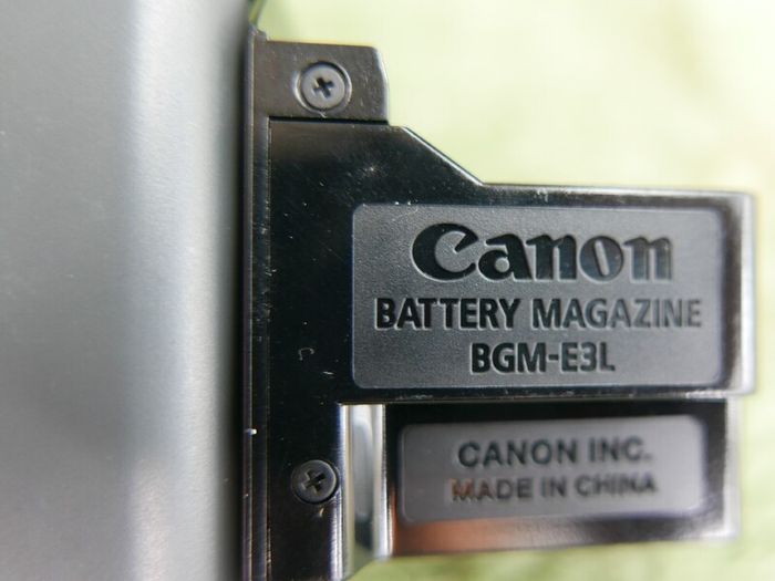 Canon BG-E3 Battery Grip For EOS 350D & 400D with two batteries
