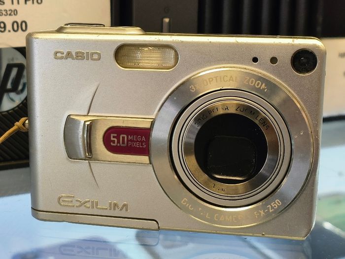 Casio EXILIM EX-Z50 Digital Camera 5 Megapixel 3x Optical Zoom 5.08 cm (2 Inch) Display